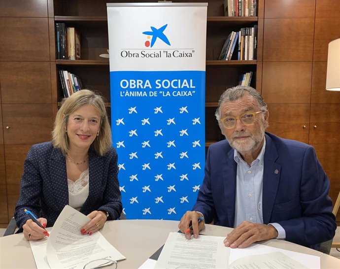 El presidente de la Junta Provincial de Baleares de la Asociación Española Contra el Cáncer, Javier Cortés y la directora territorial de CaixaBank en Baleares, Maria Cruz Rivera.