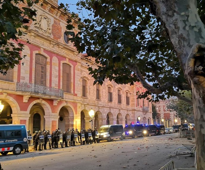 Furgones y agentes antidisturbios ante el Parlament.
