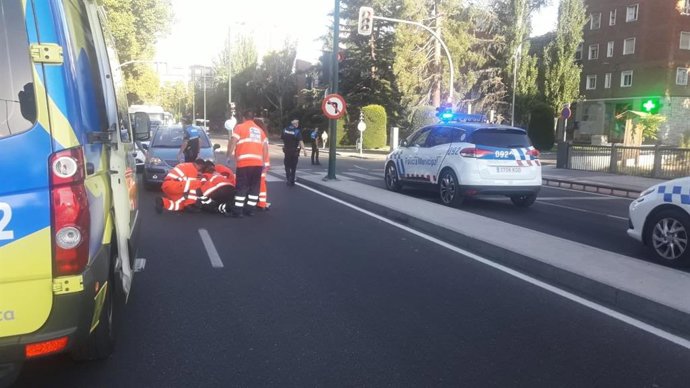 Personal de Emergencias atiende a la mujer atropellada en el puente de Arturo Eyries.