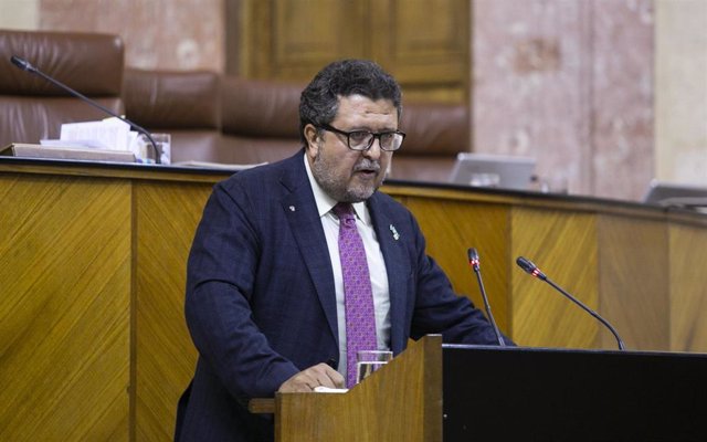 Primera jornada de sesión plenaria en el Parlamento Andaluz. El diputado de Vox, Francisco Serrano, durante su intervención en el pleno.