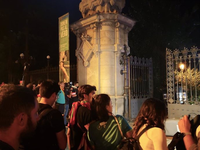 Els concentrats davant del Parlament durant la Diada, desallotjats pels Mossos fora del parc de la Ciutadella