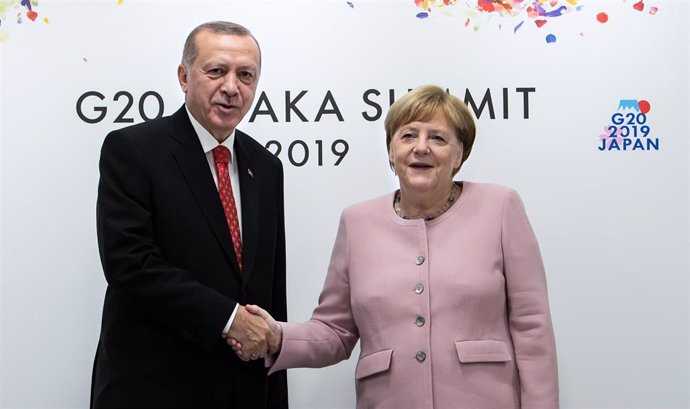 Erdogan junto a Merkel en la cumbre del G20