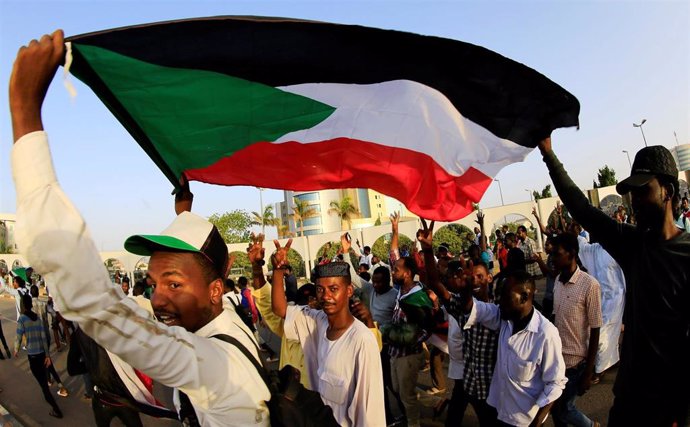 Manifestantes con la bandera de Sudán 