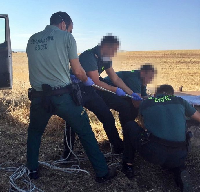 [Grupoextremadura] Nota Prensa La Guardia Civil Investigo A Dos Pacenses Por Un Delito De Maltrato Animal Al Dar Muerte Y Arrojar A Cuatro Perros A Un Pozo"