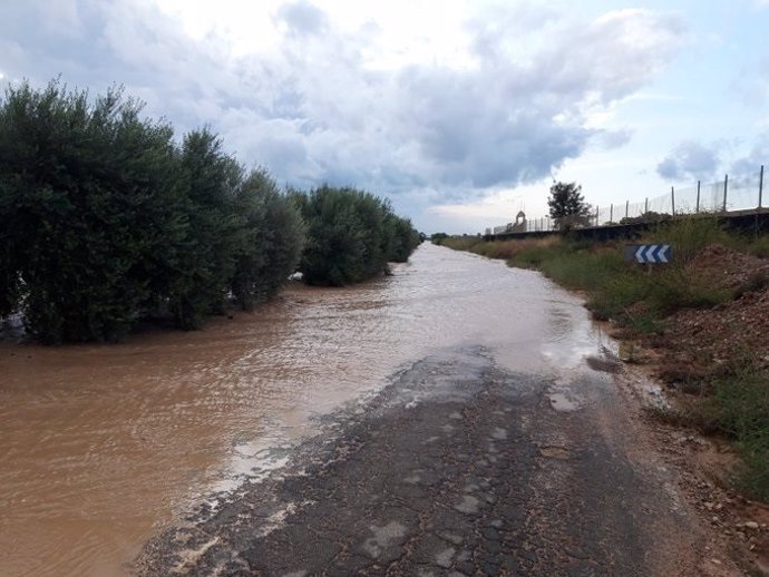 La carretera regional RM-F29 permanece cortada al tráfico en el tramo de Dolores a TorrePacheco por la DANA en la Región de Murcia