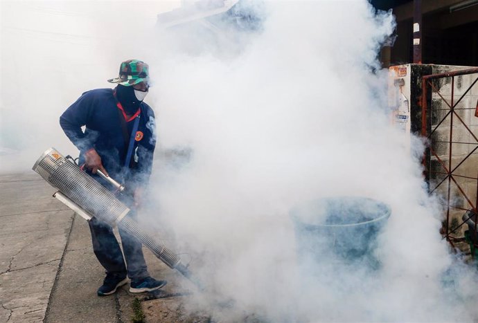 26 August 2019, Thailand, Nonthaburi: A worker sprays fumigation during an anti-dengue fever campaign. Photo: Chaiwat Subprasom/SOPA Images via ZUMA Wire/dpa