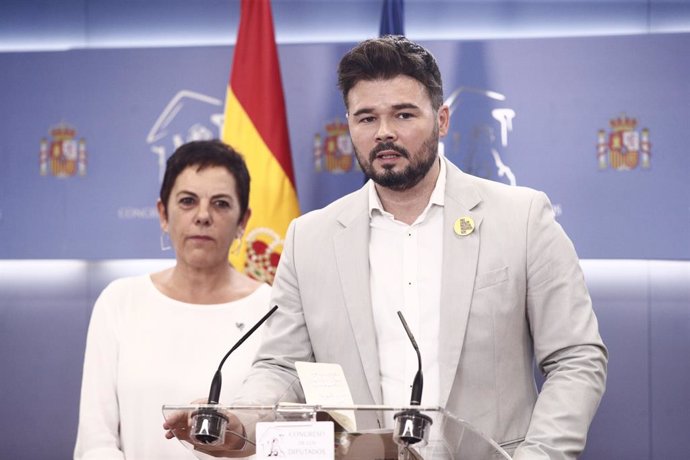 La portaveu d'EH Bildu al Congrés dels Diputats i el d'ERC, Mertxe Aizpurúa i  Gabriel Rufián, ofereixen una roda de premsa hores prvies a la segona votació per a la investidura del candidat socialista a la Presidncia del Govern.