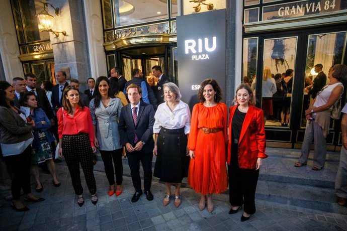 Representantes del Gobierno municipal y regional asisten a la inauguración del Hotel RIU Plaza España.