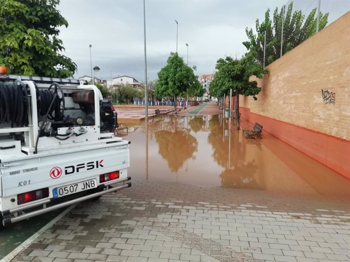 Foto de los servicios municipales del Ayuntamiento de Murcia trabajando para solucionar daños por lluvia