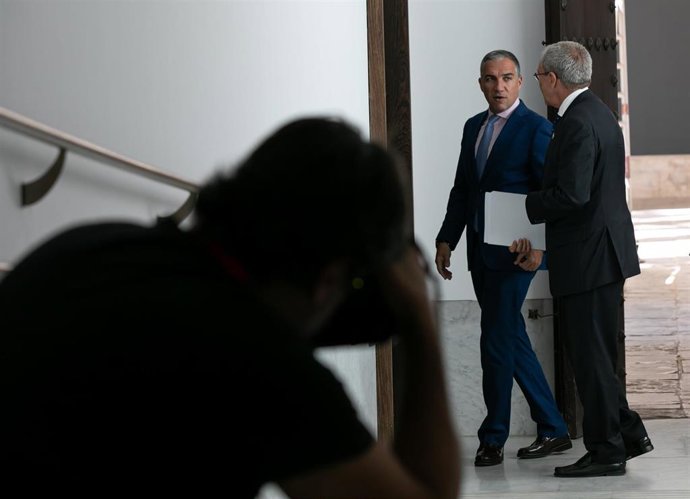 El consejero de Presidencia, Elías Bendodo junto al consejero de  Economía, Conocimiento, Empresas y Universidad, Rogelio Velasco entrando a la sala de prensa para informar sobre el Consejo de Gobierno.