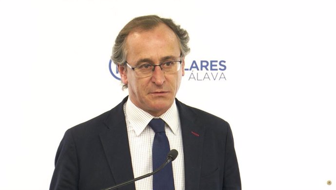 El presidente del PP vasco, Alfonso Alonso, durante su intervención en rueda de prensa ante los medios,