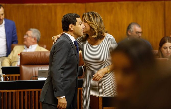 El presidente de la Junta de Andalucía, Juanma Moreno (i) felicita a la secretaria general del PSOE-A, Susana Díaz, por su embarazo, en la sesión de ayer miércoles del Pleno del Parlamento.