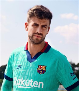 El central del FC Barcelona Gerard Piqué con la tercera equipación de Nike para 2019-20