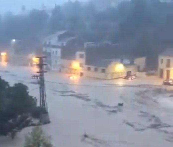 El riu Clariano es desborda al seu pas per Ontinyent