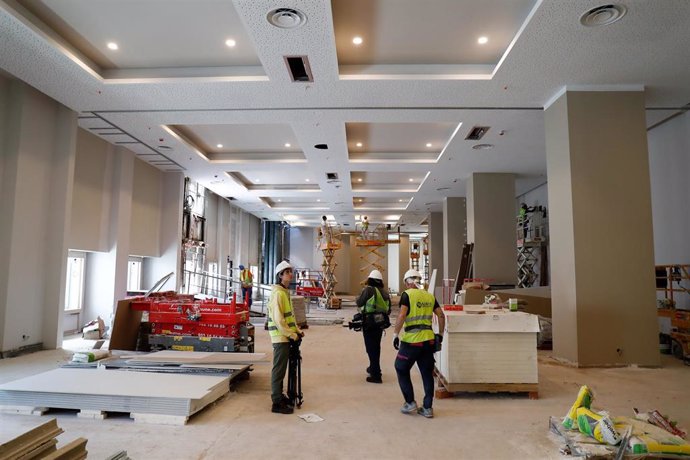 Operarios de obras durante el proceso final de la remodelación de uno de los salones del hotel Rui Plaza España, en el edificio España.
