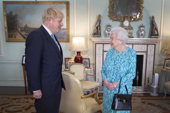 Boris Johnson y la reina Isabel II