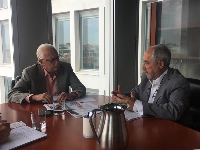 Raynaud con los miembros de la APES