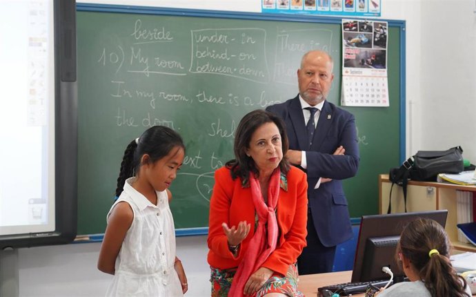 La ministra de Defensa, Margarita Robles, y la estudiante Alba Dai Abia.