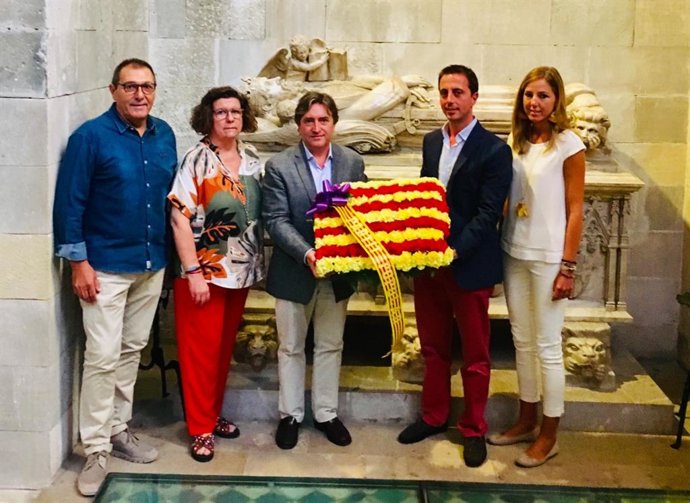 Los representantes del PP en el Consell hacen una ofrenda floral en la tumab del rey Jaume II
