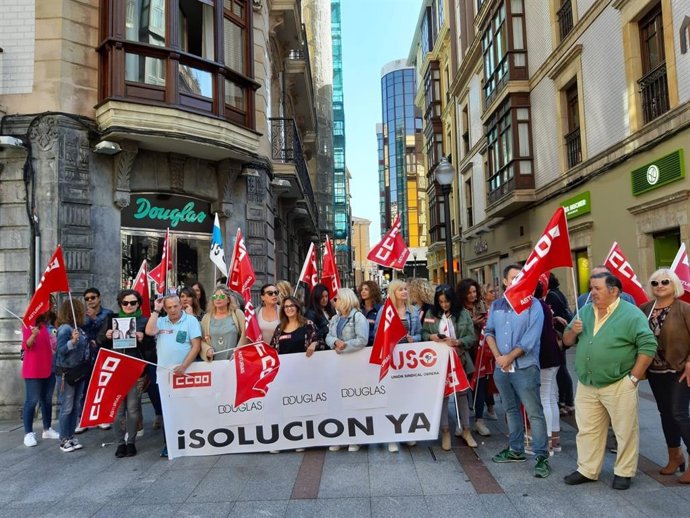 Concentración de trabajadores en huelga de permuferías Douglas