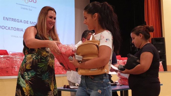 Marisa Gómez entrega lotes con material escolar