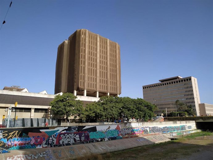 Antiguo edificio de Correos en primer plano. Al fondo, edificio de Hacienda.