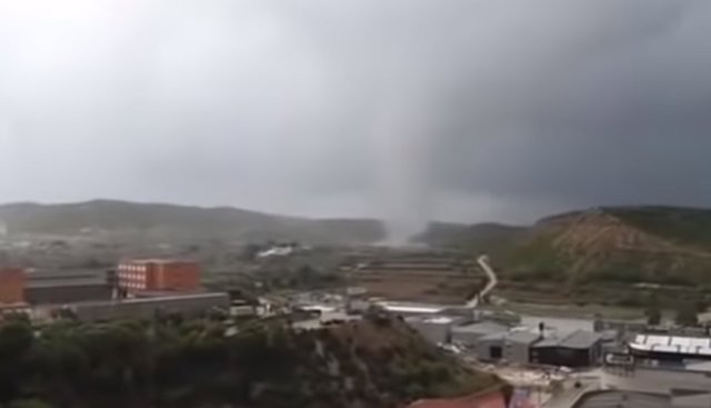 Un instante de la tromba tras pasar por Guardamar del Segura.