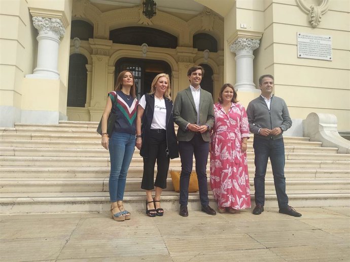 El vicesecretario de Comunicación del PP y diputado nacional por Málaga, Pablo Montesinos, en la puerta del Ayuntamiento de Málaga