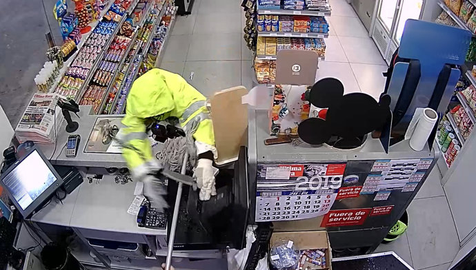 Momento del atraco en una gasolinera de Palma