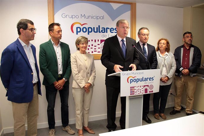 El portavoz del Grupo Municipal del PP de León, Antonio Silván, junto a miembros de su formación.