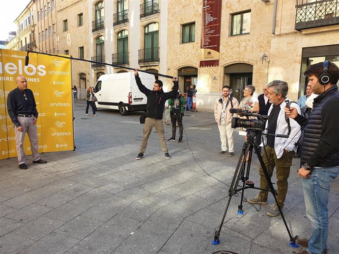 El actor Carlos Iglesias observa cómo una emprendedor explica en un vídeo su proyecto en Salamanca.