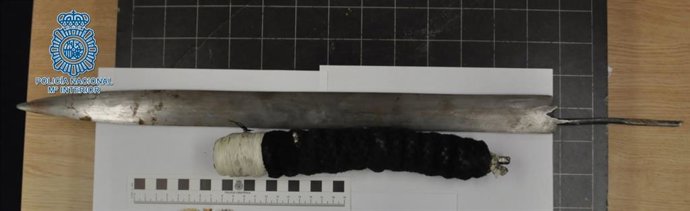 Espada intervenida al detenido