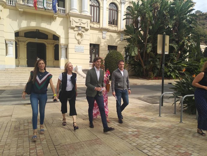 Pérez de Siles, España, Montesinos, Rivas i Conde a la porta de l'Ajuntament de Mlaga