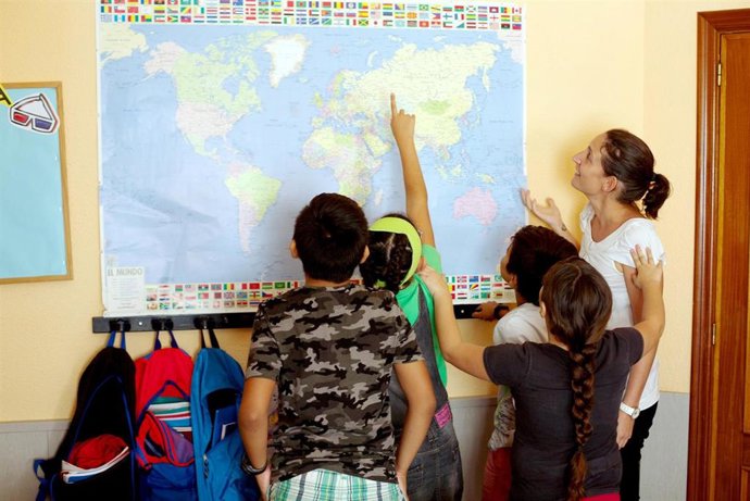 CaixaProinfancia facilita material escolar a cerca de 85.000 niños en  situación vulnerable