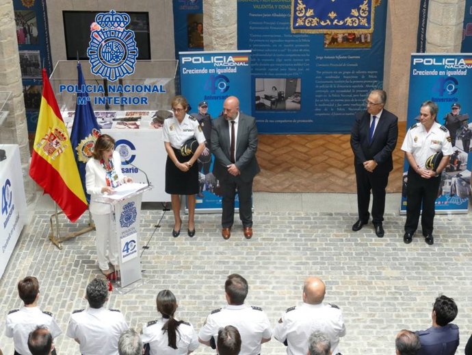 Inauguración en Pamplona de la exposición sobre la mujer en la Policía Nacional.