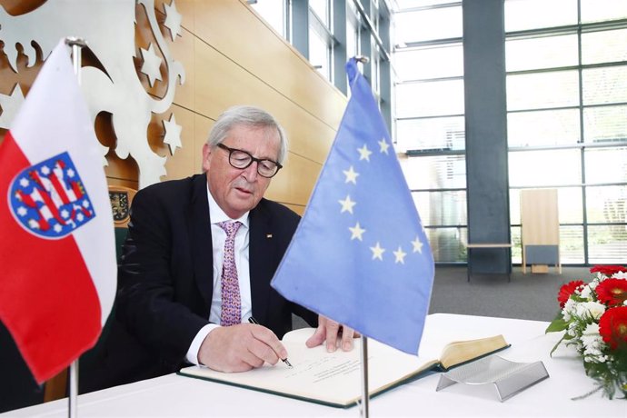 17 June 2019, Thuringia, Erfurt: Jean-Claude Juncker, European Commission president, signs the Golden Book of the Thuringian Parliament. Photo: Bodo Schackow/dpa