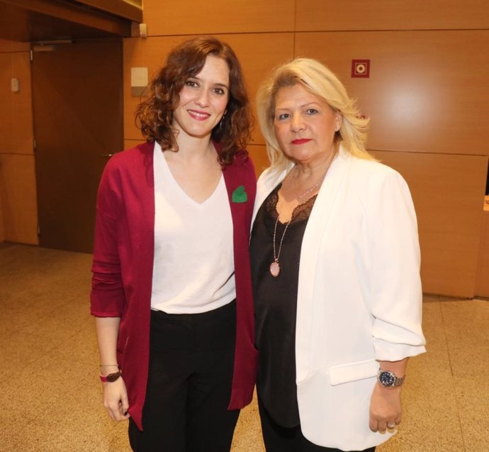 Imagen de recurso de la presidenta de la Comunidad de Madrid junto a Ángeles Pedraza