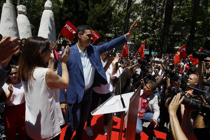 El secretario general del PSOE, Pedro Sánchez, junto a Francina Armengol en un mitin en Palma durante la campaña autonómica. 