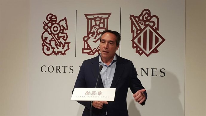 Ibáñez atiende a los medios en los pasillos de Les Corts