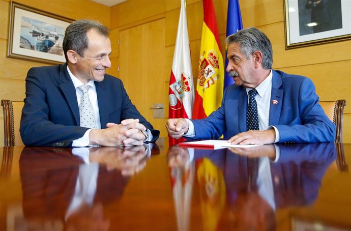 El ministro de Ciencia, Pedro Duque, y el presidente de Cantabria, Miguel Ángel Revilla
