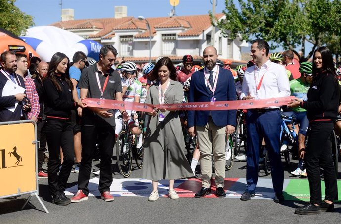 La presidenta de la Comunidad de Madrid y el vicepresidente cortan la cinta en el acto de salida de l8 eatapa de la Vuelta Ciclista a España