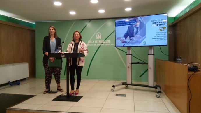 La delegada del Gobierno andaluz en Málaga, Patricia Navarro, informa sobre medidas para el Brexit acompañada por la delegada territorial de Educación, Deporte, Igualdad, Políticas Sociales y Conciliación, Mercedes García Paine.