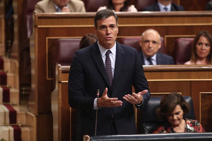 El presidente del Gobierno en funciones, Pedro Sánchez, responde a las preguntas del presidente del PP, Pablo Casado, durante la sesión de control al Gobierno en funciones, en Madrid (España) a 11 de septiembre de 2019.