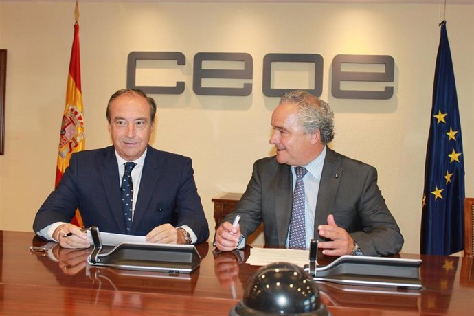 Firma de la Alianza #CEO por la diversidad entre el secretario general de CEOE (izquierda) y el presidente de la Fundación Adecco (derecha)