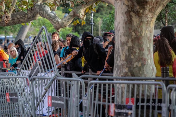 Una concentración ante el Parlament  causa altercados por lanzamiento de botes de humo y piedras a los Mossos d'Esquadra el 11 de septiembre de 2019.