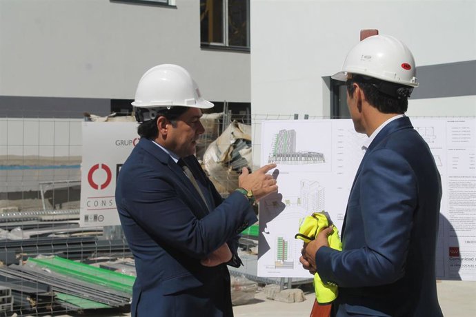 El consejero de Vivienda y Administración Local de la Comunidad de Madrid, David Pérez, visita las obras en la UVA de Hortaleza.