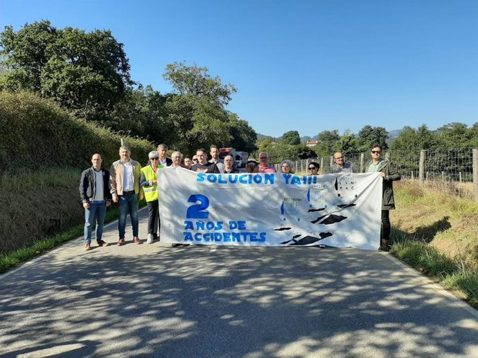 El diputado del PP Álvaro Queipo en la manifestación con trabajadores de Linpac en Pravia.