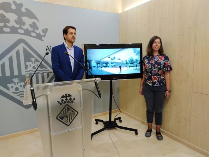 La regidora de Model de Ciutat, Neus Truyol, i el regidor d'Economia, Adrián García.