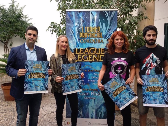 Blasco y García (izda.) presentan el I Torneo 'League of Legends'
