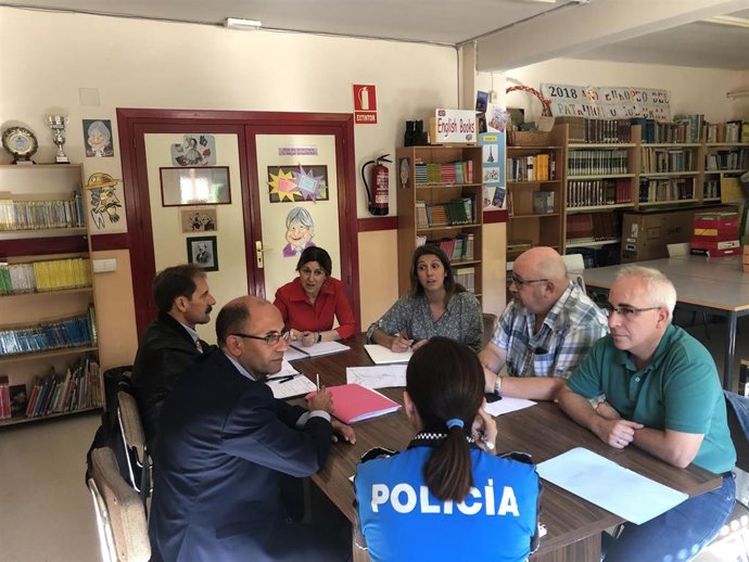 Reunión sobre las obras en el entorno del CEIP Teresa Íñigo de Toro.